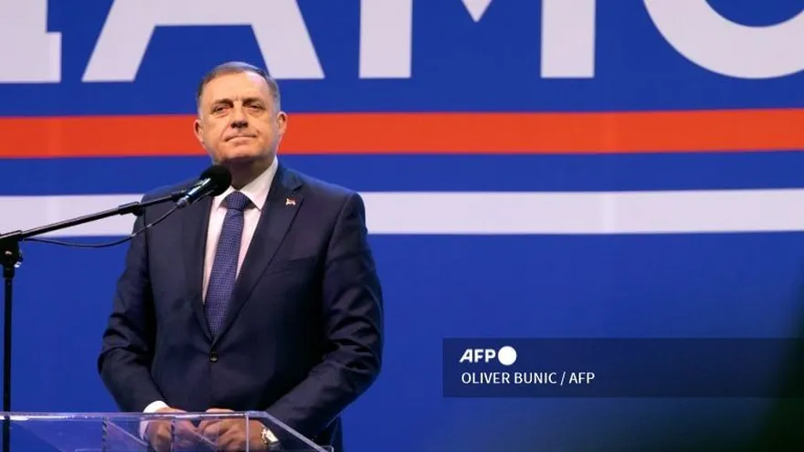 El presidente de la República Srpska de Bosnia y Herzegovina, Milorad Dodik, observa mientras se dirige a la audiencia durante una manifestación a favor del gobierno en Belgrado el 12 de abril de 2025.