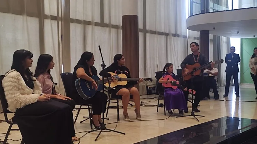 Estudiantes que finalizaron cursosdesarrollados por el Centro de Arte y Cultura del Ministerio de Educación (Meduca)