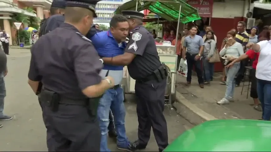 Confuso incidente entre policías y un comerciante