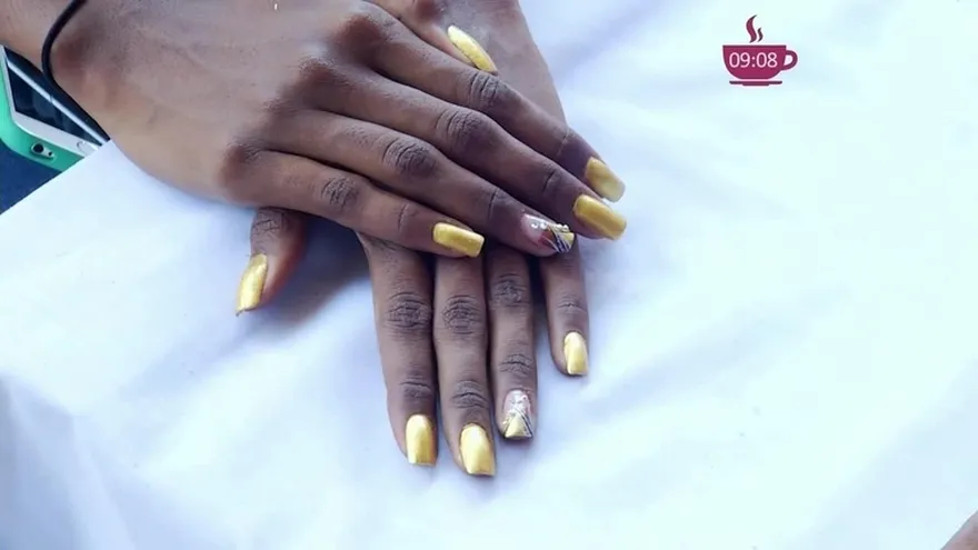 "Chola" Artista en decoración de uñas en La Central