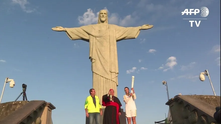 Llama olímpica en el Cristo Redentor de Rio
