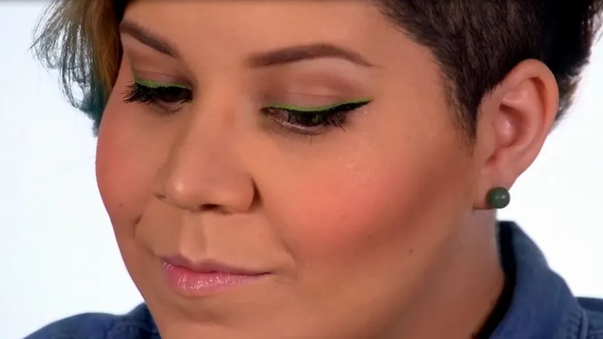 Hazte un delineado en tonos verde.