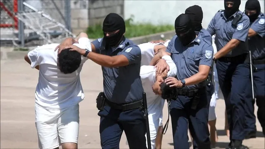 Trasladan pandillas a cárcel de máxima seguridad en El Salvador