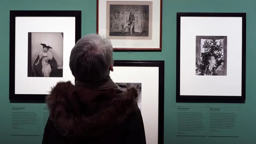 Una persona observa uno de los más de 170 trabajos expuestos en la National Portrait Gallery de Londres, hoy miércoles, que recoge, desde este jueves hasta el 7 de junio, el extravagante ambiente de esta generación a través de la visión del fotógrafo británico.