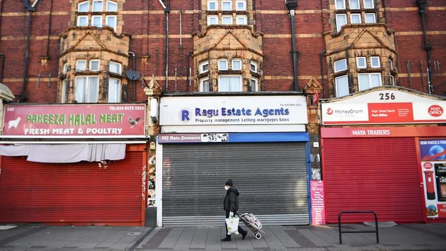 El Reino Unido registra 763 muertos más por COVID-19 y supera los 18 mil