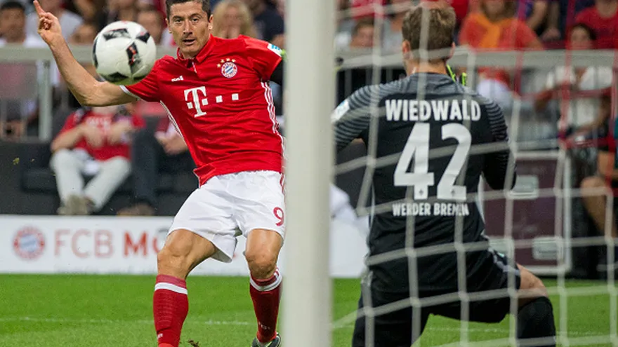 Lewandowski define uno de sus tres goles.