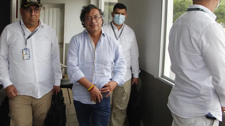 El candidato a la presidencia de Colombia de la coalición izquierdista Pacto Histórico, Gustavo Petro, llega hoy con su equipo de seguridad a un acto de campaña en Cúcuta (Colombia)