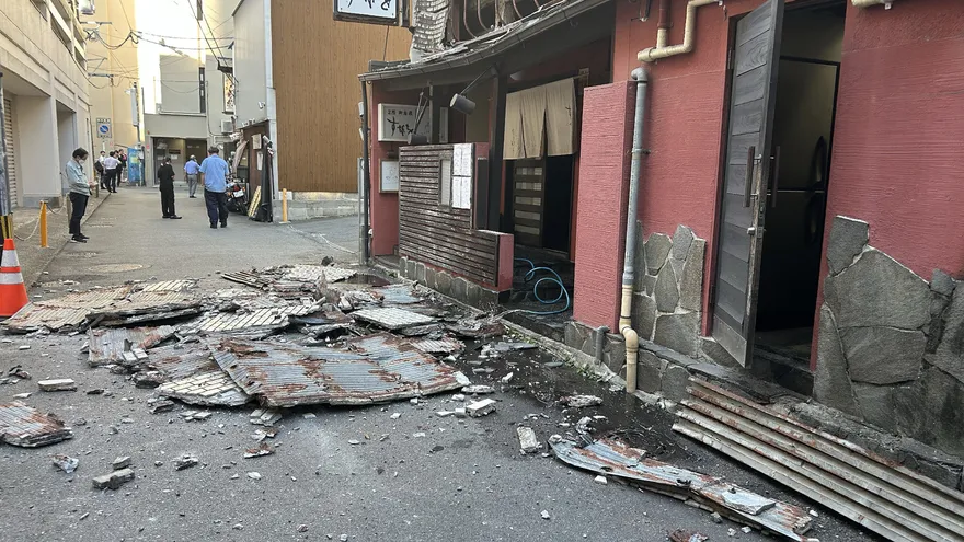 Al menos 50 personas fueron hospitalizadas y 12 edificios colapsaron en Japón tras un terremoto de magnitud 7,1 en el suroeste del archipiélago que provocó fuertes temblores y decenas de miles de edificios quedaron sin luz.