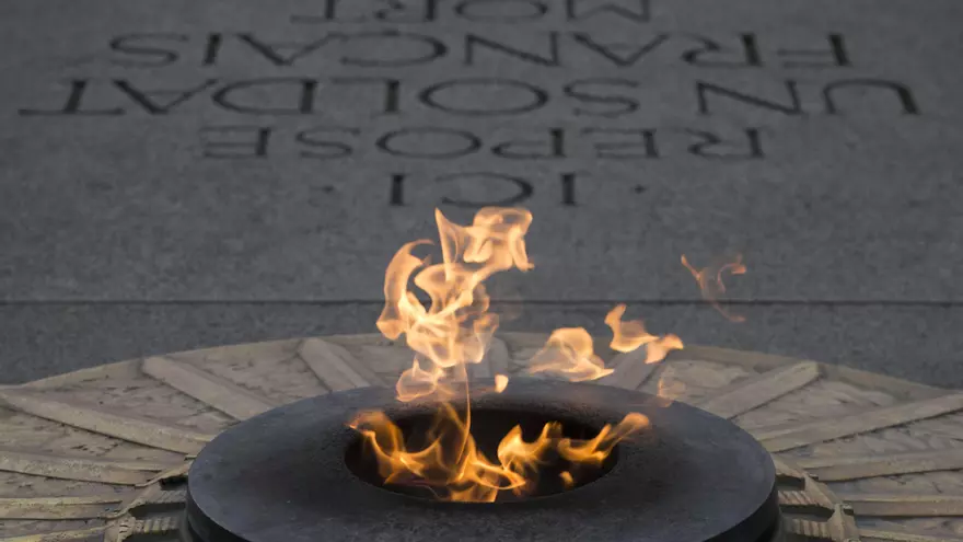 La llama memorial en el Arco del Triunfo en París