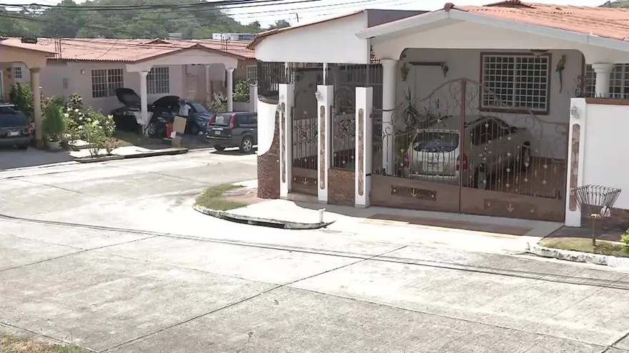 Residentes en Brisas del Golf están alarmados por los robos