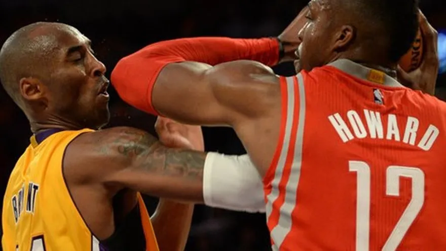 Kobe y "Superman" Howard se enzarzaron en el inic