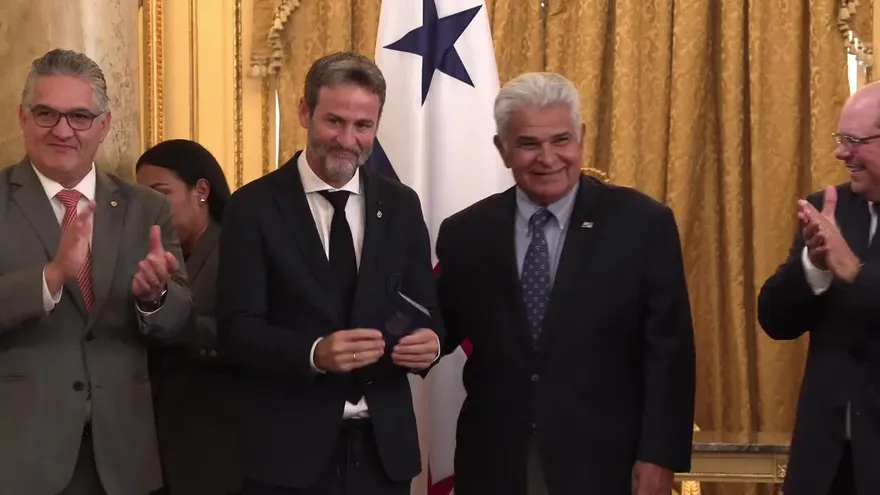 Mulino entrega pasaporte panameño a Christiansen en ceremonia oficial en el Palacio Presidencial