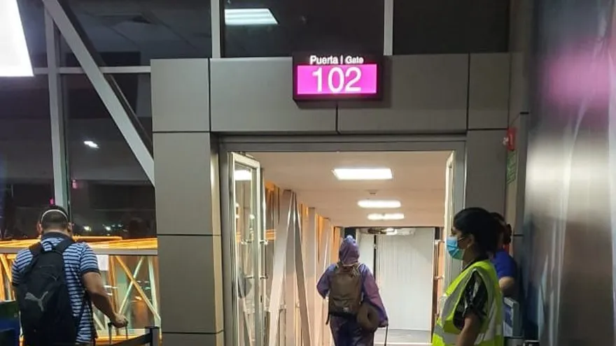 ciudadanos de Honduras y El Salvador regresan a sus países mediante vuelo humanitario