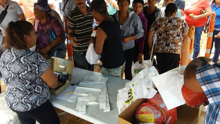 Miles de personas en todo el país acuden este sábado a comprar su jamón a 8 dólares