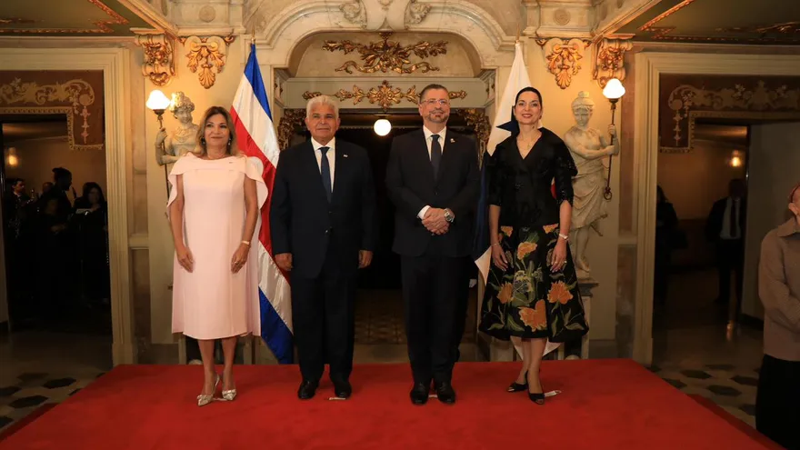 Los presidente de Panamá, José raúl Mulino y el de Costa Rica, Rodrigo Chávez junto a sus esposas.