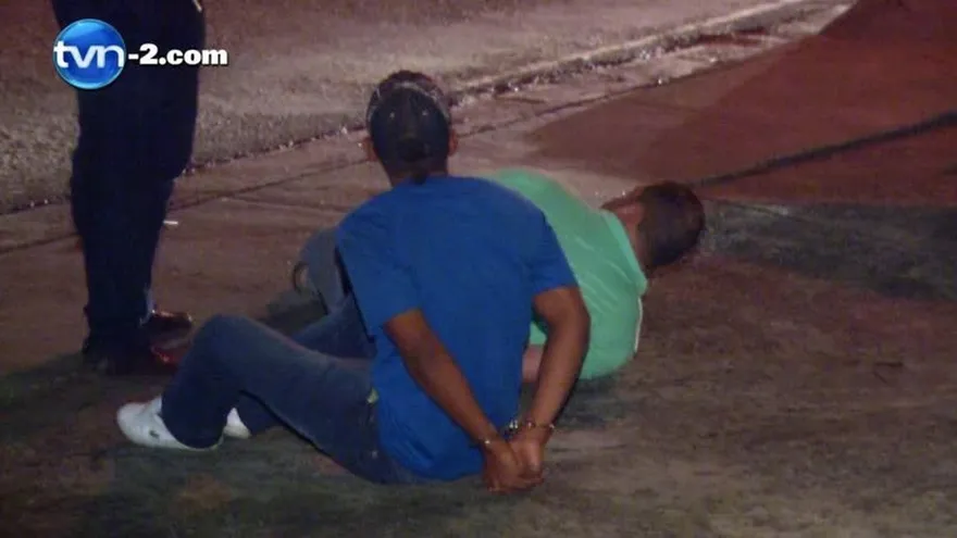 Valiente policía se enfrenta a varios delincuentes