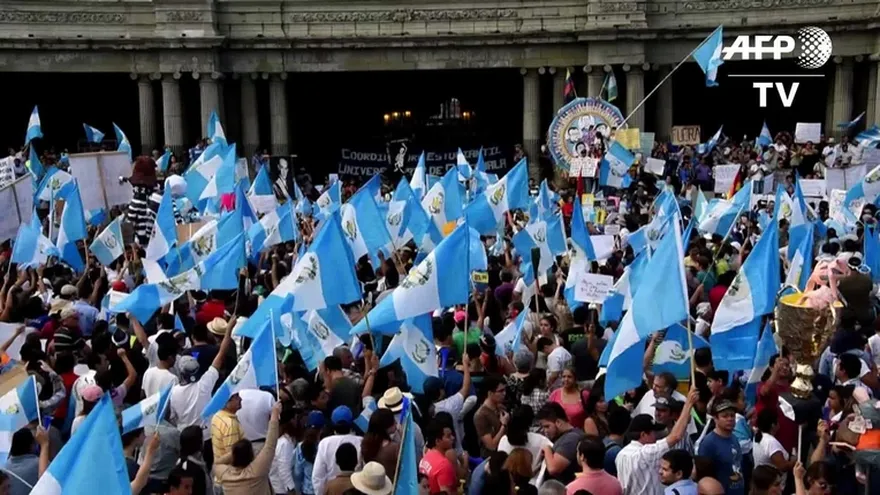 Miles piden renuncia del presidente de Guatemala