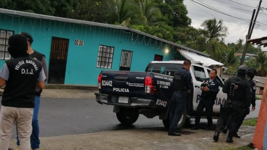 Las autoridades durante la diligencia