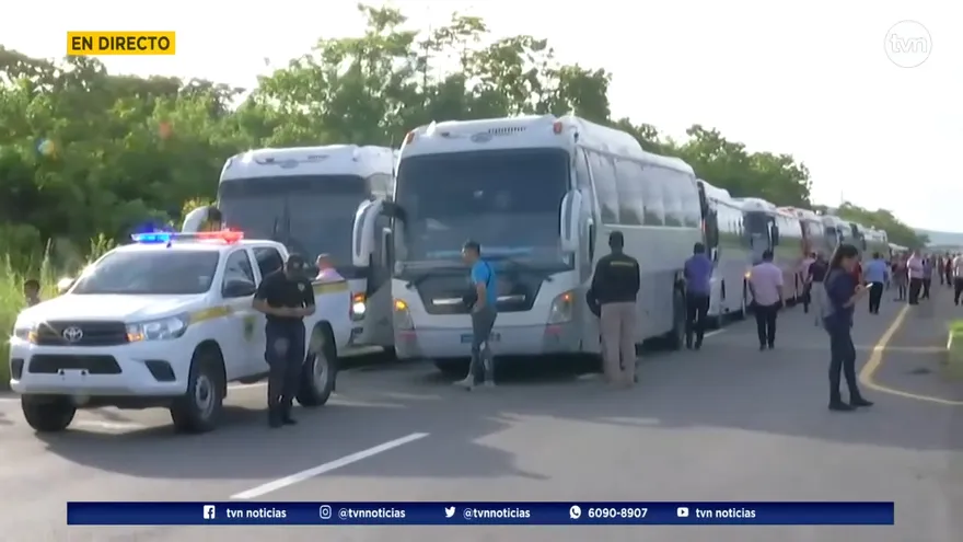 Migrantes que viajan a Costa Rica quedan atrapados en cierre en Horconcitos