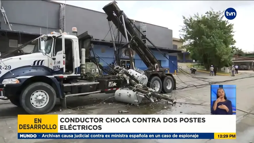 Conductor choca contra dos postes eléctricos