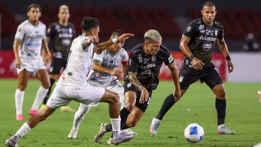 Acción del partido entre CAI y Verdes FC
