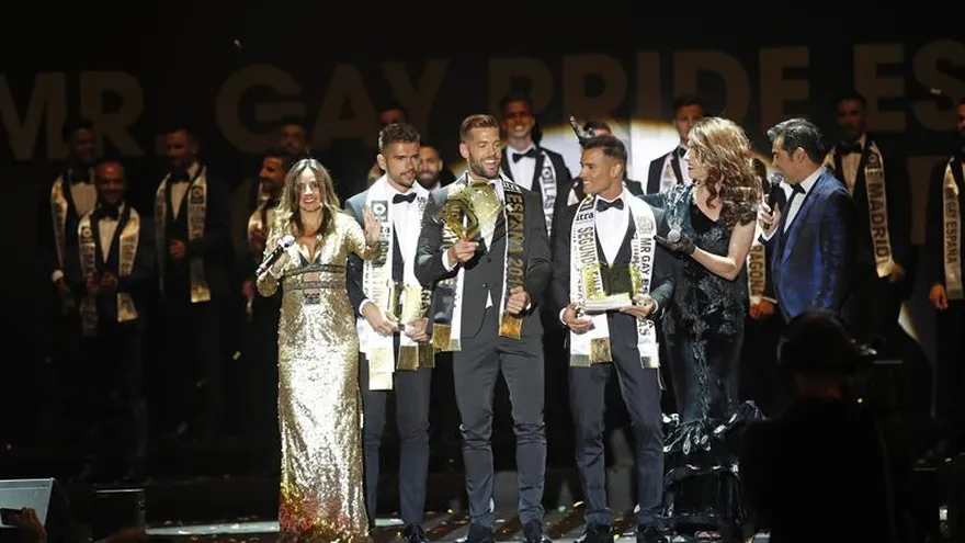 Los ganadores del "Mr. Gay Pride España 2017", durante la gala celebrada esta noche en la Puerta del Sol de Madrid.