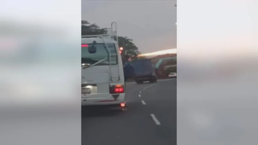 Concesionaria sanciona a conductor por llevar pasajeros en la puerta