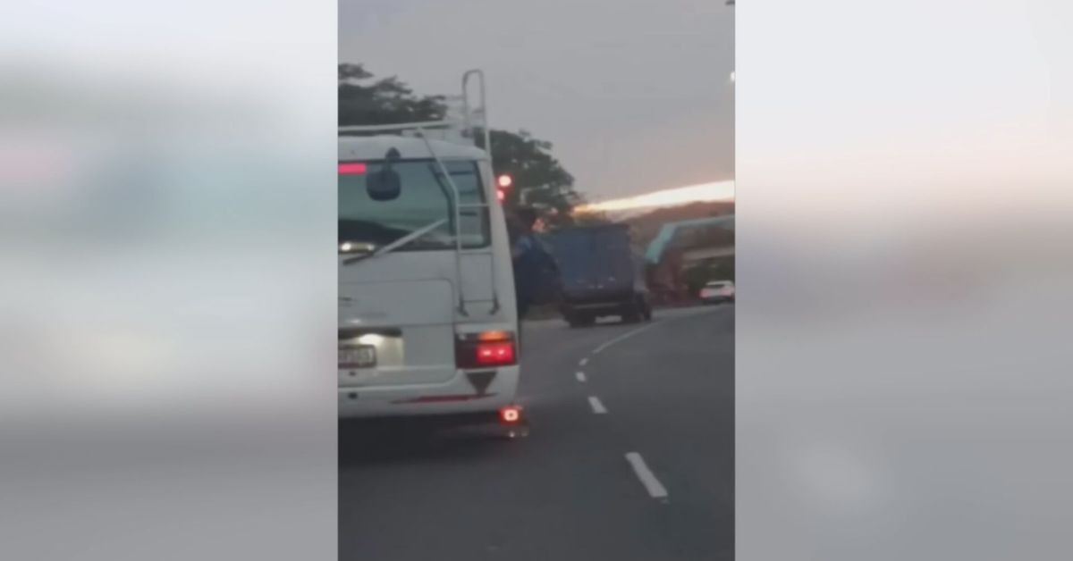 Concesionaria sanciona a conductor por llevar pasajeros en la puerta