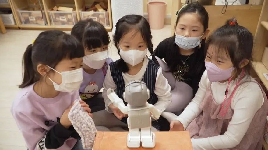 En Seúl prueban robots como asistentes en las guarderías