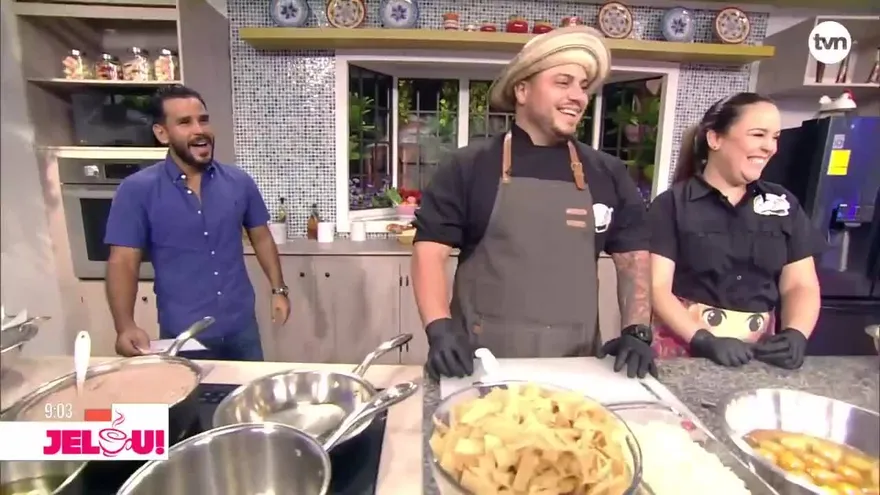 Receta con Locos por los tacos: chilaquiles rojos, huevos revueltos, frijoles, natilla y queso