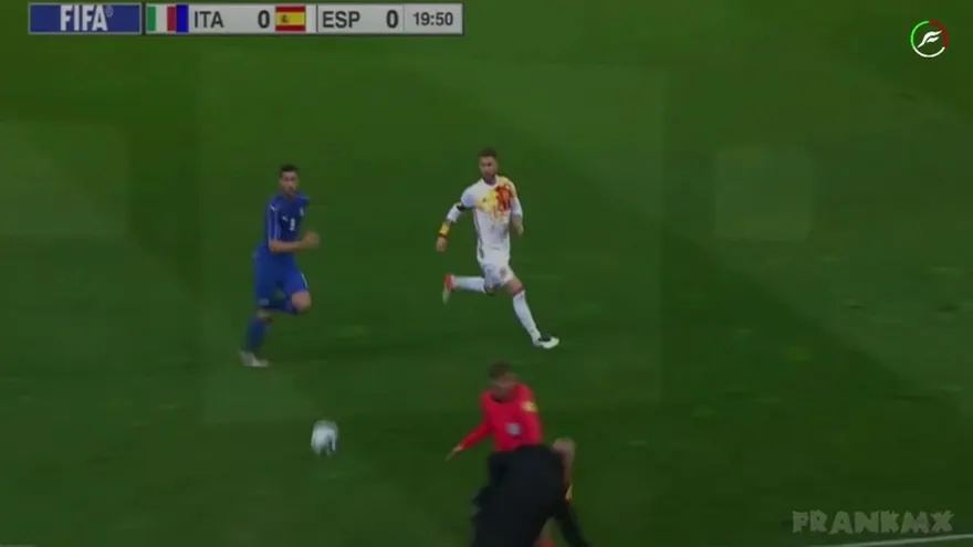 Árbitro asistente derribó a DT Del Bosque en partido