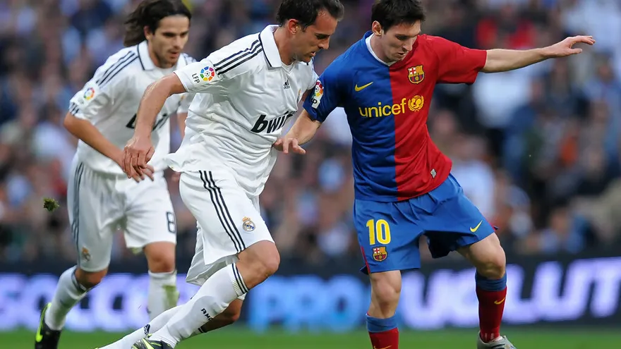 El alemán Christoph Metzelder (Derecha), acusado de traficar con pornografía infantil