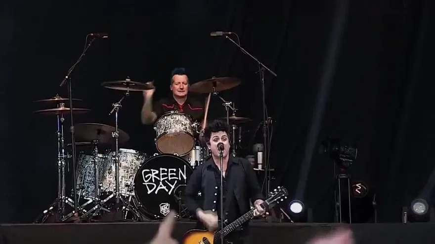 Green Day vuelve a sus orígenes punk y despotrica contra Trump en Chile