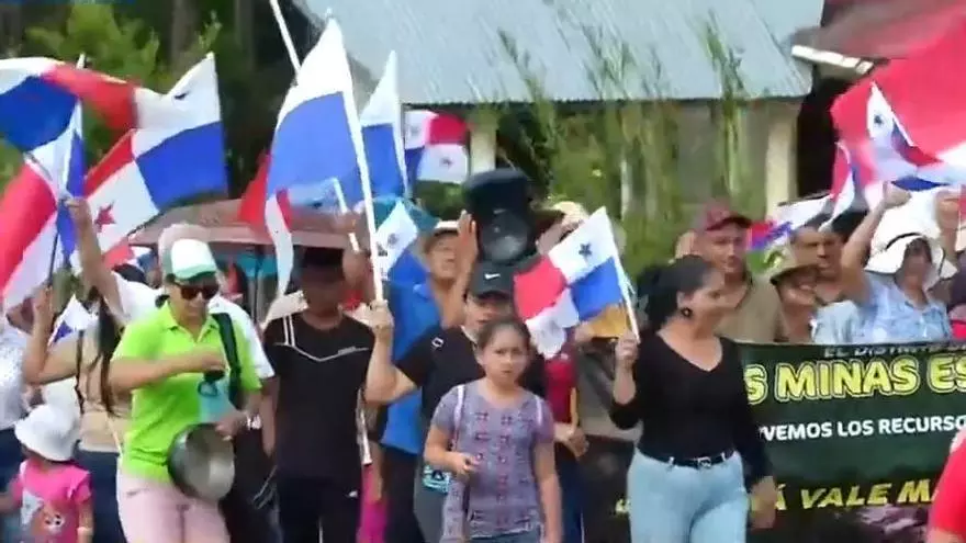 Residentes y docentes de Chepo de Las Minas en Herrera realizaron una marcha