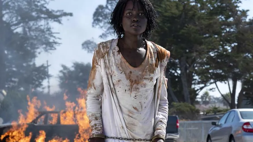 Fotograma cedido por Universal Pictures que muestra a la actriz Lupita Nyong'o en el papel de Adelaide Wilson, durante una escena de la película de terror "Us".