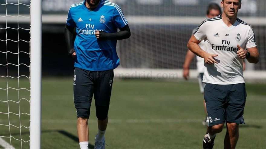 Karim Benzema ya corre sobre el césped