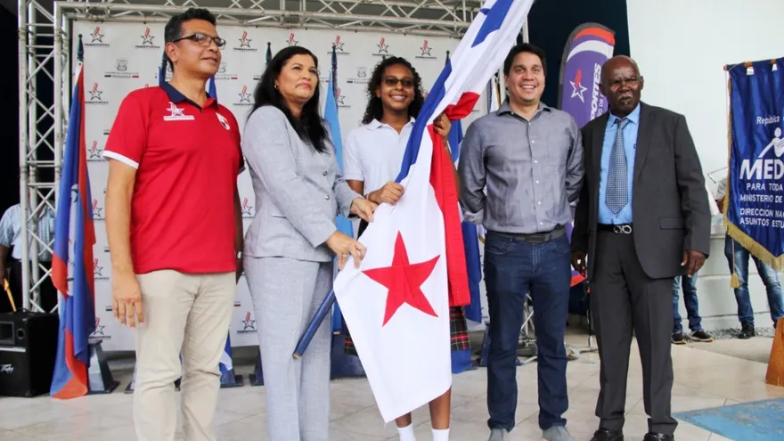 La abanderada Michelle Roseman (c) recibe la bandera panameña