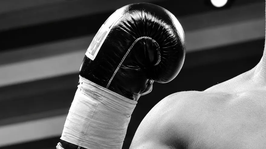 Guante de boxeo bajo las luces imagen ilustrativa