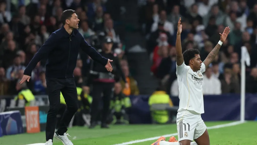 Xabi Alonso en partido de Champions League