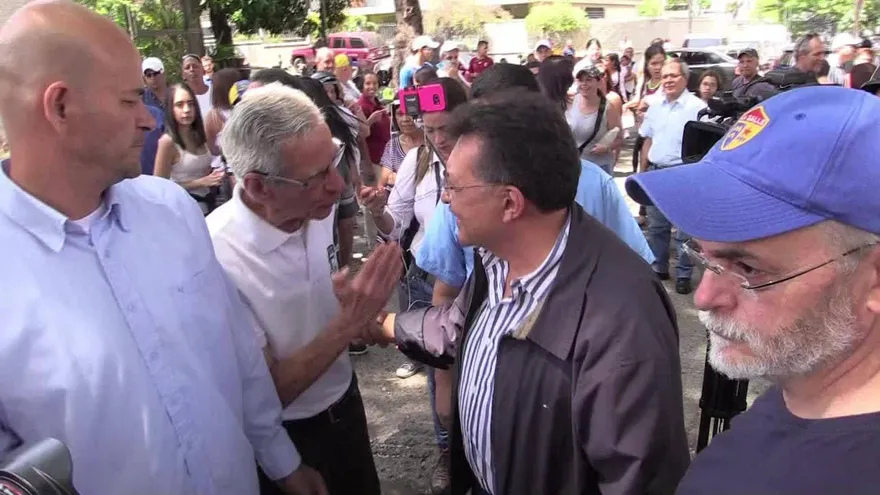 Diputados opositores y oficialistas votan en plebiscito