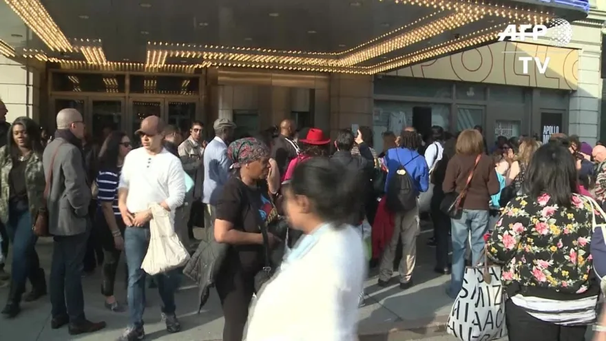Fanáticos despiden a Prince bailando en el Teatro Apollo de NY