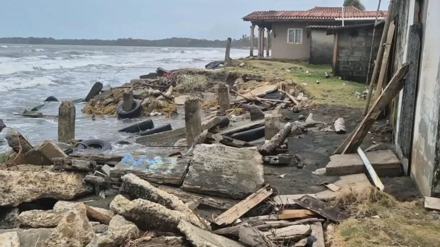 El mar amenaza con borrar el cementerio de Gobea en Colón