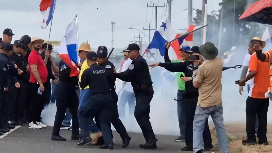 Enfrentamientos entre miembros de la Policía y docentes