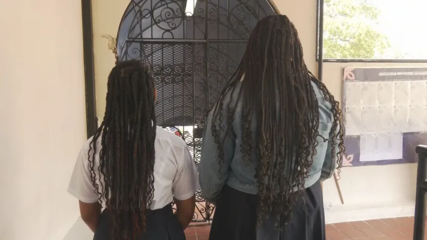 Polémica en el Alfredo Cantón: madres denuncian discriminación por trenzas y afros