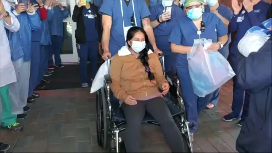 Enferma de coronavirus que dio a luz en coma, conoce por fin a su bebé