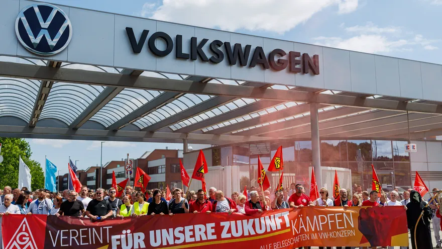 Volkswagen recortará 100,000 empleos.