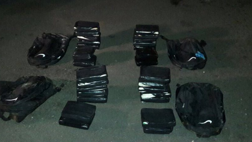 Los paquetes de droga estaban dentro de un contenedor en un puerto en Colón