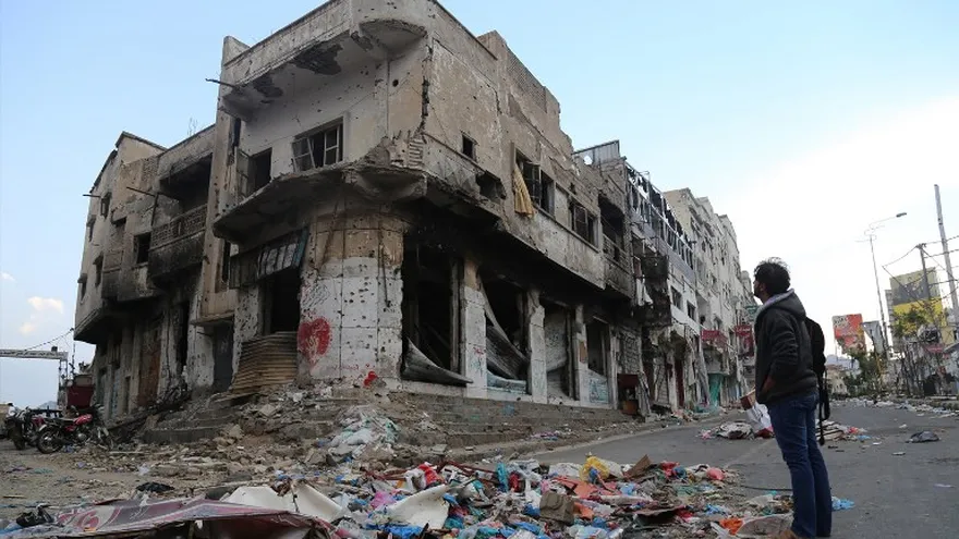 Bombardeos en Yemen deja una ciudad desolada.