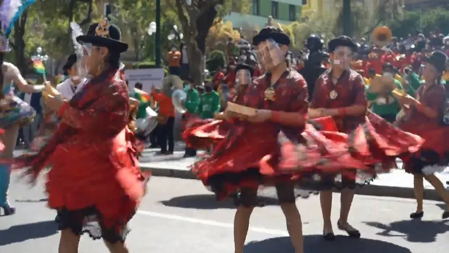 Bolivianos reivindican danza andina en disputa con Perú