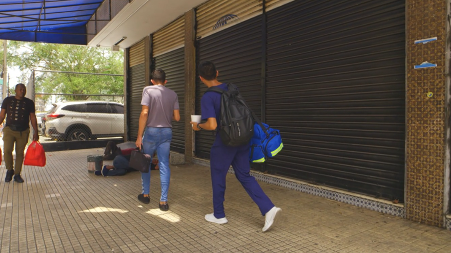 Manos que curan, corazón que salva: La vocación de Ronnie de Gracia en el asfalto de Calidonia.